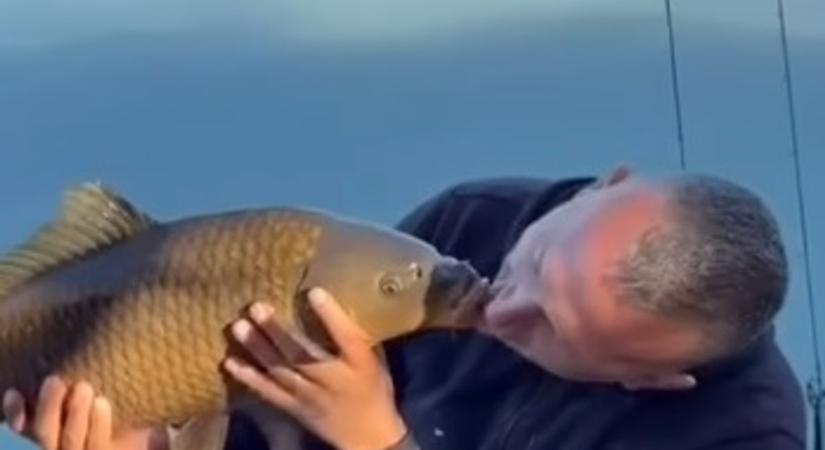 Elképesztő: így smárolt le egy horgász egy pontyot (videó)