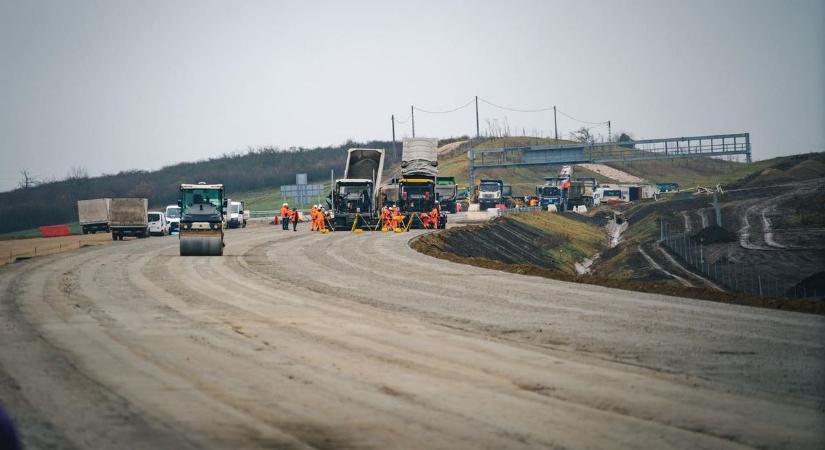Végre: bejelentették az új pontos dátumot, mikor adhatják át Magyarország kettészakadt autópályáját, ez nagy meglepetés - videó