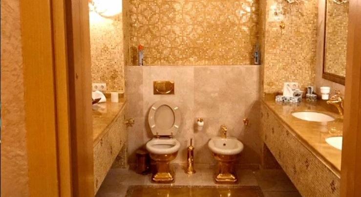 Bizarr: Az ukrán korrupciós botrány ügyében folytatódó nyomozás legmélyén egy arany wc képe virít