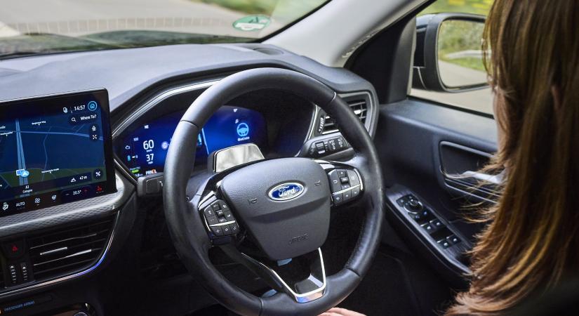 Tömegeknek hozza el a kéz nélküli vezetést a Ford