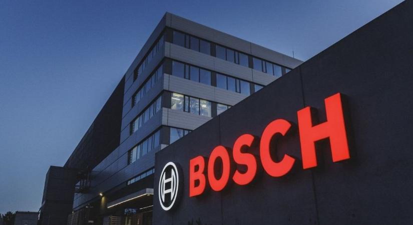 Elegük lett a német munkásoknak, fellázadtak a kirúgások ellen: 140 éves gyárat akarnak bezárni, ezren vonultak ki az üzem elé – videó