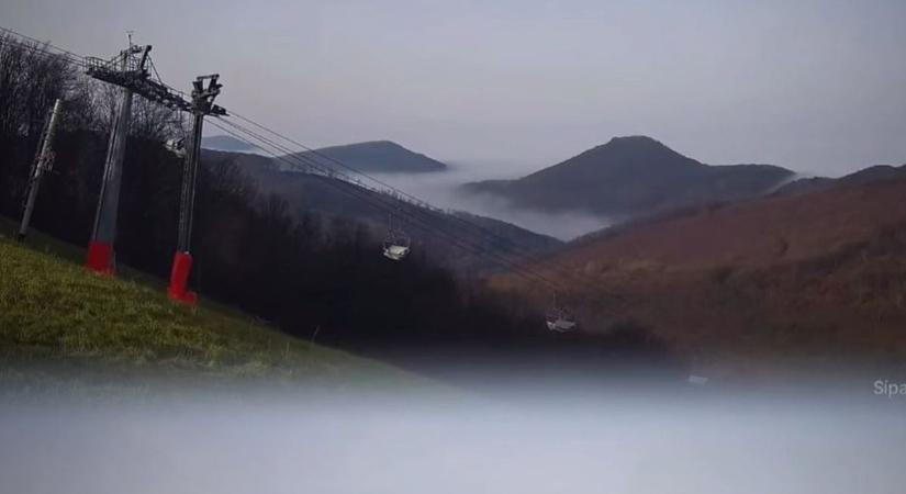 Sípark a felhők felett – ellepte a köd Mátraszentistvánt
