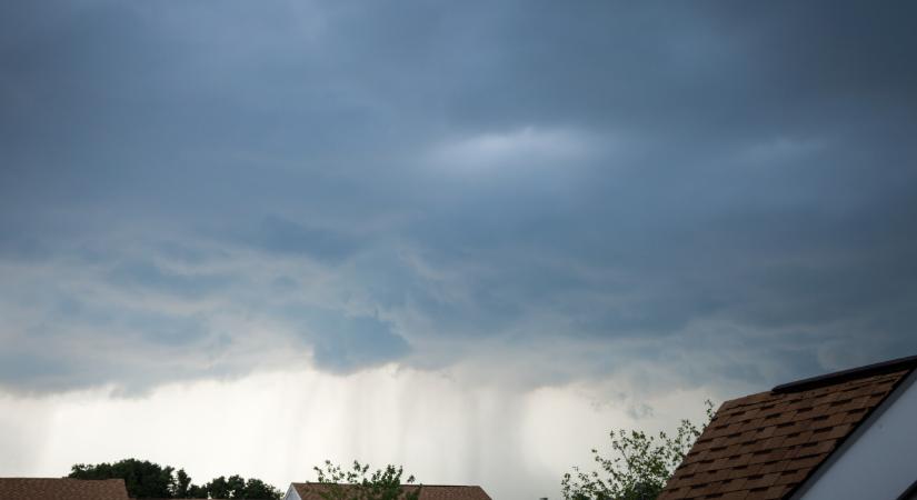 Kiadták a riasztást: majdnem az egész ország elázik, elő az ernyőkkel!