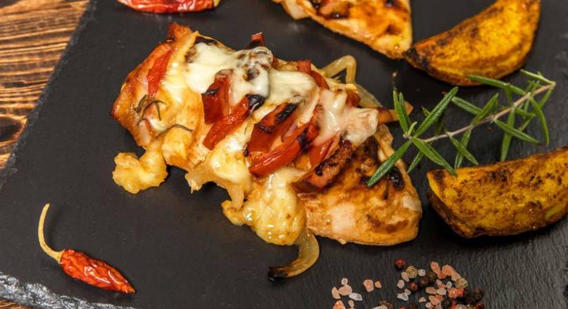 Szaftos sajttal és paradicsommal töltött sült csirkemell: ezentúl mindig így készíted majd