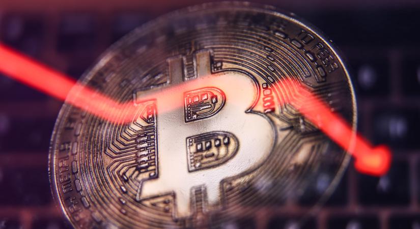 Lejtőre került a bitcoin, fontos szint alá esett az árfolyama