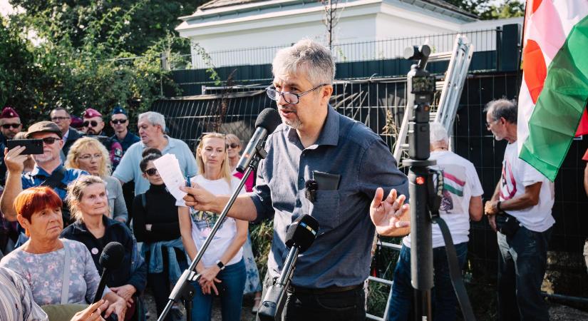Hadházy Ákos szerint a főkertész a vallomásában elárulta, hogy nem Orbán Viktor apja, hanem Tiborcz István cége üzemelteti Hatvanpusztát