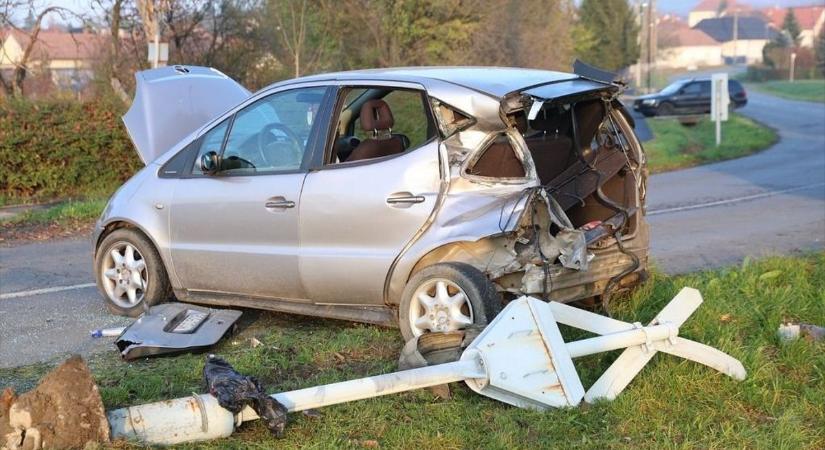 Vasúti sínekre hajtott az autós Zalaegerszegen, felborult az autóval menekülő embercsempész