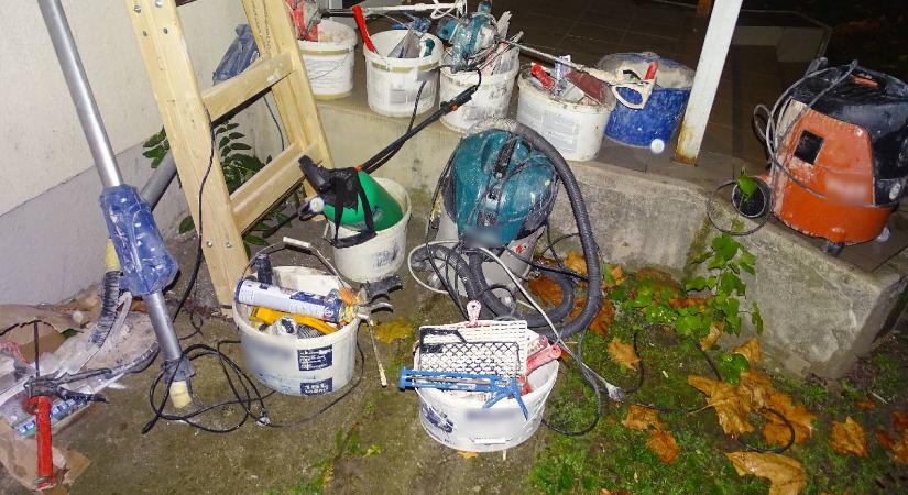 Fenyegették, kifosztották a debreceni szobafestőt