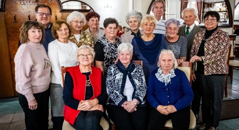 Ötvenöt évvel az érettségi után találkozott a zalai osztály, előkerültek az emlékek (képgaléria)