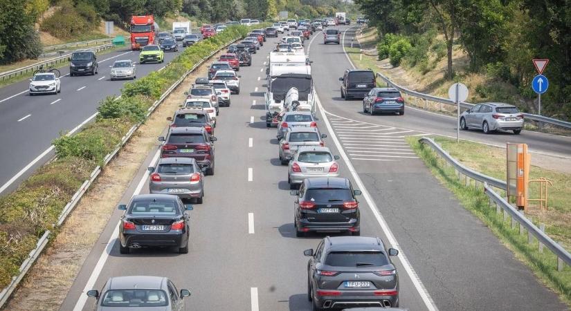 Ismét csak araszol a forgalom az M3-ason, torlódik a sztráda