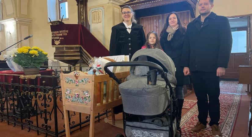 Újabb családhoz érkezett meg a közösség vándorbölcsője