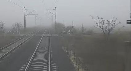 Így néz ki belülről, amikor vészfékez a mozdonyvezető, mert elé hajtanak – videó