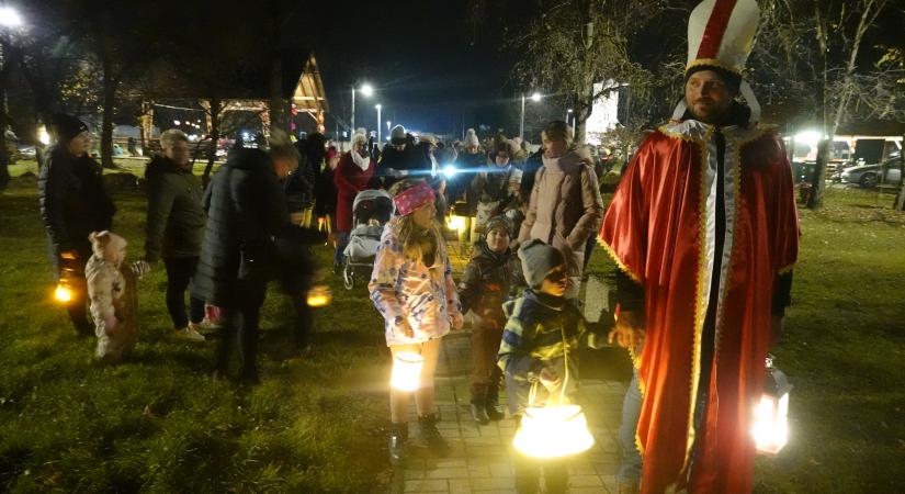 Szent Mártont követték a fények Újtikoson