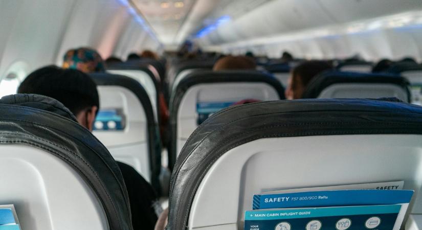 Káoszt okozott egy részeg utas a Ryanair járatán, rendőrökre is szükség volt – videó