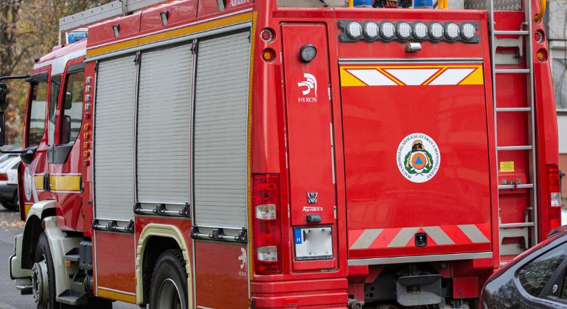 Árokba borult egy autó a 76-os főúton