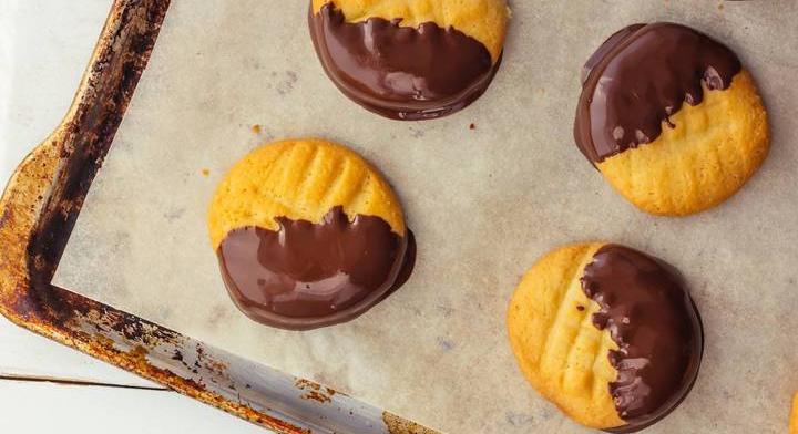 Csokiba mártott skót vajas keksz: az omlós tésztán roppan a borítás