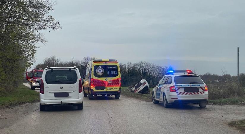 Fejtetőre állt egy autó Dég és Káloz között