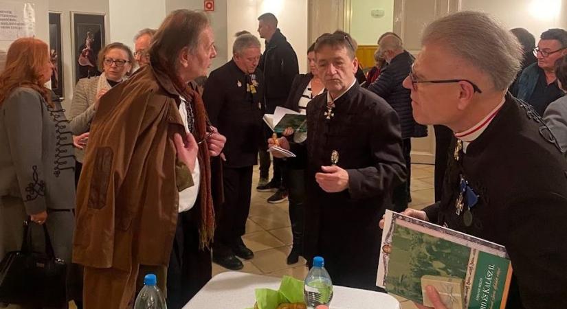 Szívhez szóló kötet az elfeledett vitéz hősökről – fotók