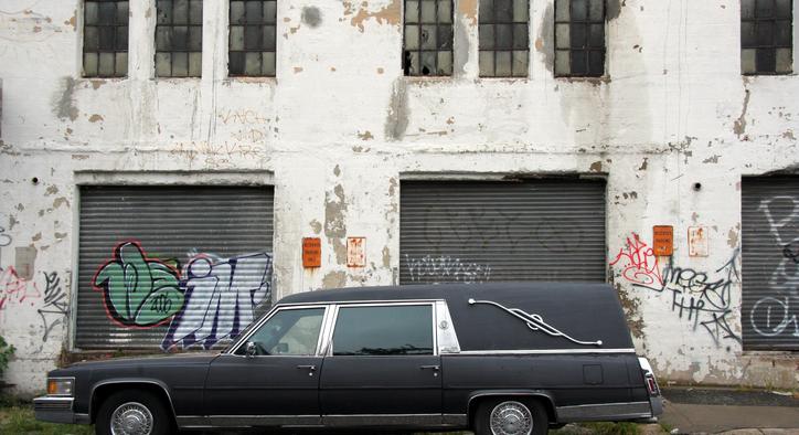 Ezért van érdekes S-alakú szimbólum a halottaskocsin