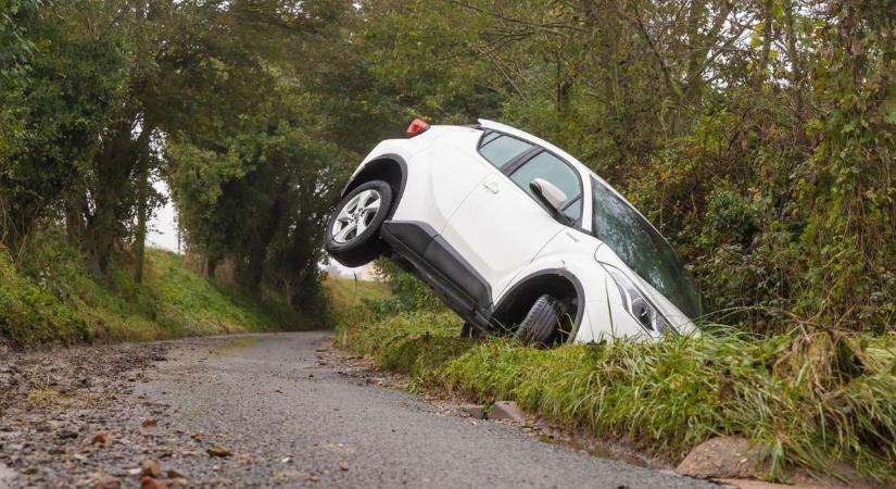 Mi történt? Árokba csapódott autó a 8-as főúton