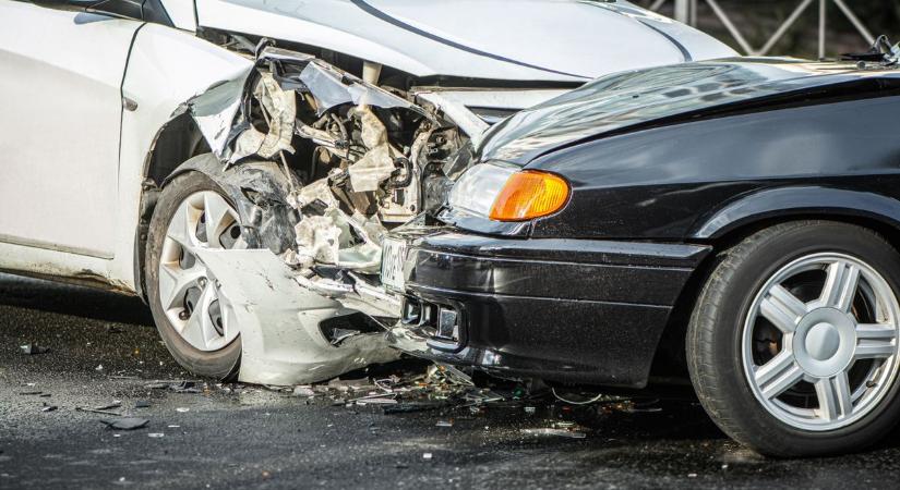 Súlyos baleset bénítja a forgalmat az 51-es főúton