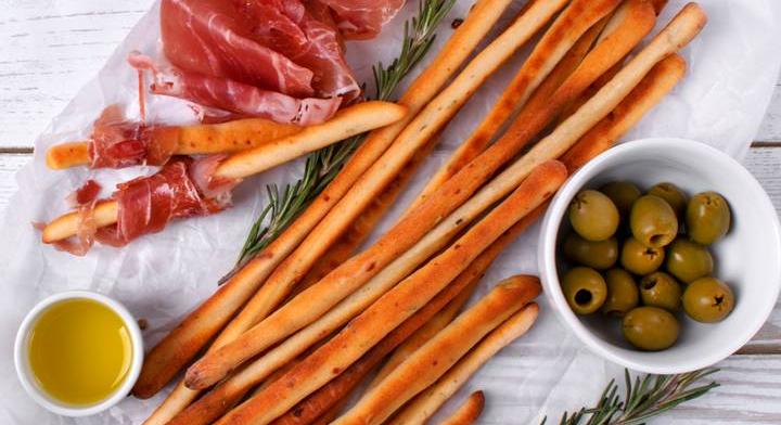 Ropogós, olasz kenyérrudak: egyszerű előétel sonka és sajt mellé