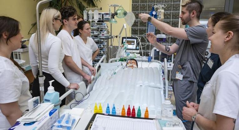 Az önkormányzati rendelőkbe menekülnek a kórházi dolgozók az arcfelismerő elől