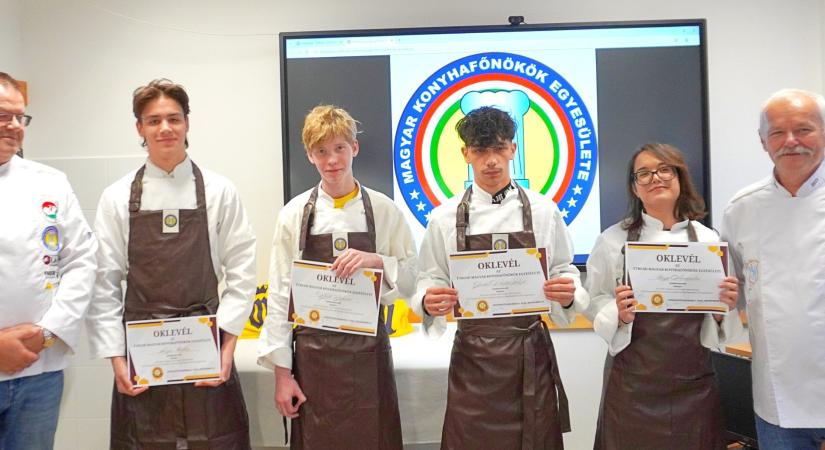 Szakácsruhával ismerték el a Corvin négy végzős szakácstanulójának munkáját