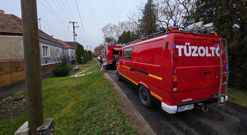 Kigyulladt egy családi ház Répcelakon, három település tűzoltói vonultak