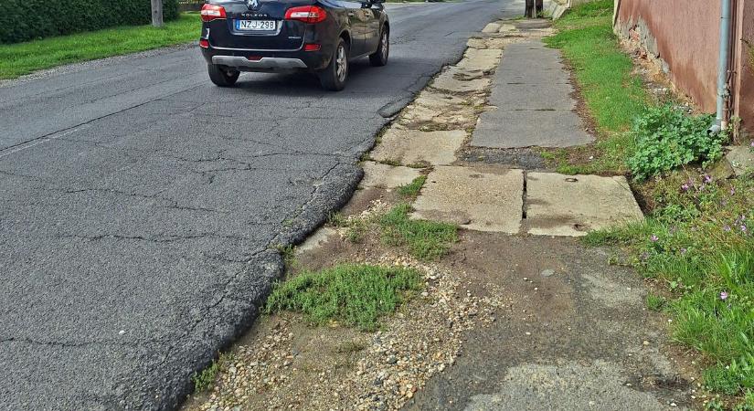 Gyalogos közlekedésre alkalmatlan, balesetveszélyes, siralmas állapotú járda. Kitalálja, melyik zalai városban vannak ilyen szakaszok?