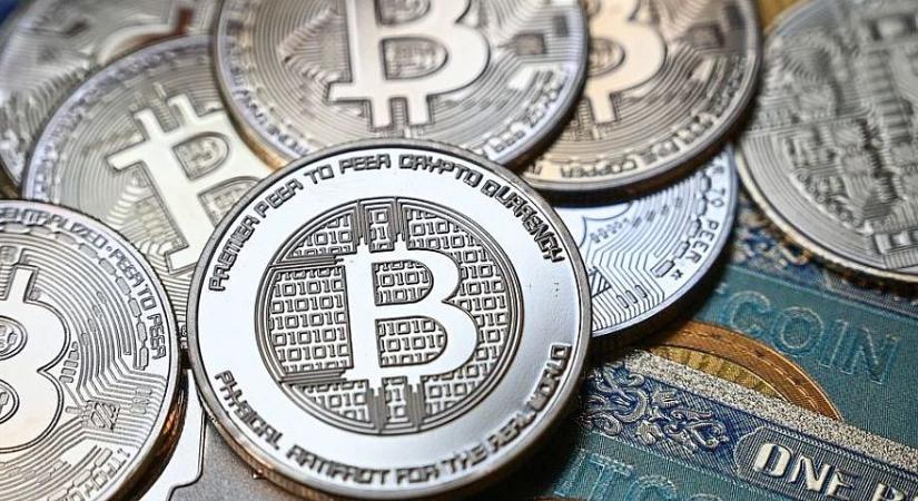 Tovább esik a Bitcoin árfolyama, fél éves mélyponton van
