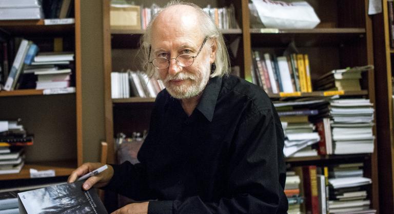 A csipás és húgyszagú Krasznahorkai László lepkékre vadászik