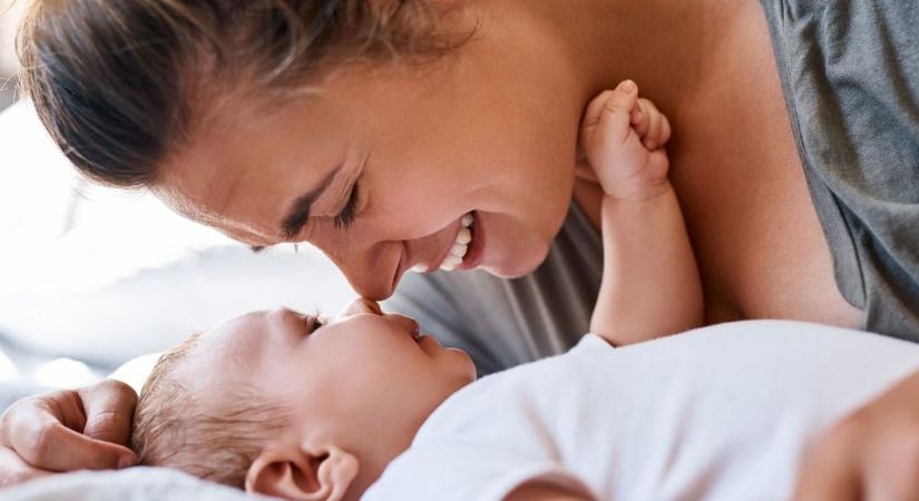 Amikor a szeretet hangja szól: énekkel köszöntötték a tatabányai újszülöttet