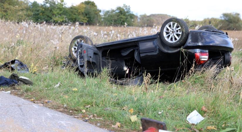 Nagy a baj: árokba hajtott egy autó a 67-esen, egy embert feszítővágó segítségével szabadítottak ki