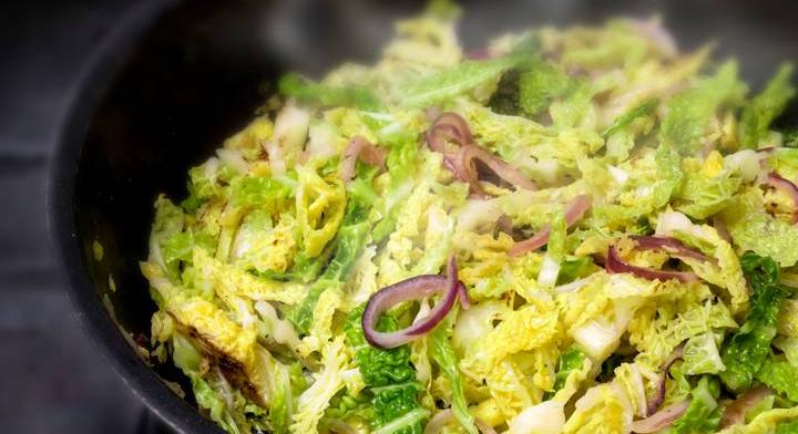 Egészséges párolt kelkáposzta narancsmártással: gyors és ízletes köret