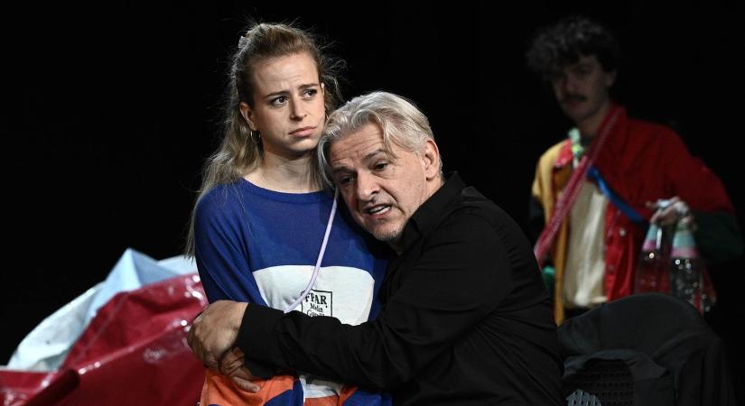 Megérkezett A színházcsináló Alföldi Róbert főszereplésével, Pelsőczy Réka rendezésében