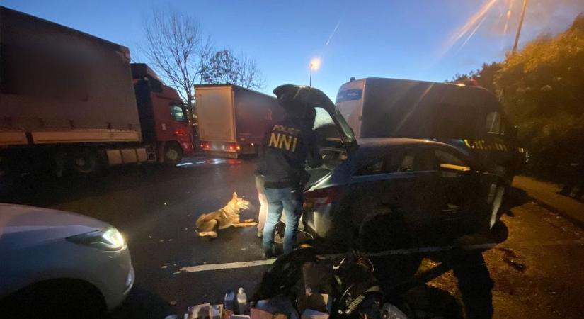 Elképesztő drogfogás: mosószeres flakonban csempészték Magyarországra az amfetamint, két kiló marihuánát is találtak náluk a rendőrök - több millió forint készpénz is előkerült