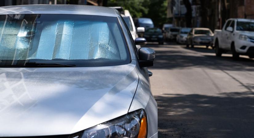 Kaviccsal dobált meg egy autót egy 15 éves lány Kalocsán