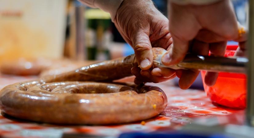 Így készül az igazi magyar házi kolbász