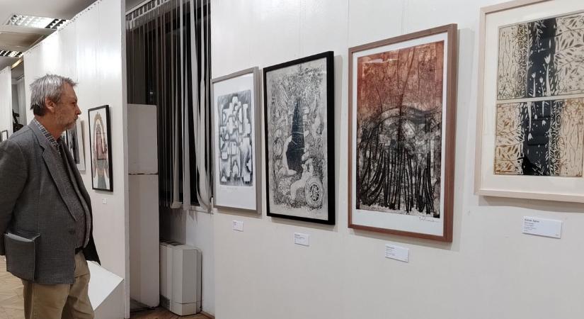 Tükör, amelyben mindenki mást lát – Nemzetközi grafikai tárlat Ajkán