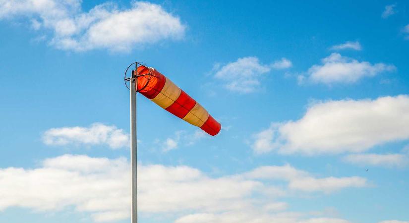 Cudar idő: viharos szél csap le Körösvidékre és a Bánságra, este Erdélyt is eléri