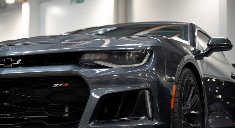 Keresik ezt a férfit, aki áruházi parkolóban rongált meg egy Chevrolet Camarót