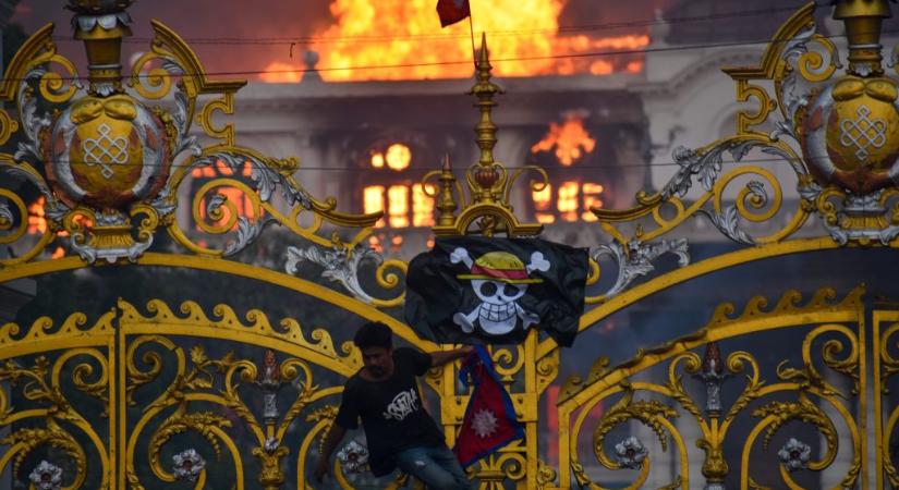 Nepáltól Mexikóig minden tüntetésen ugyanaz a zászló tűnik fel: de mégis miért?