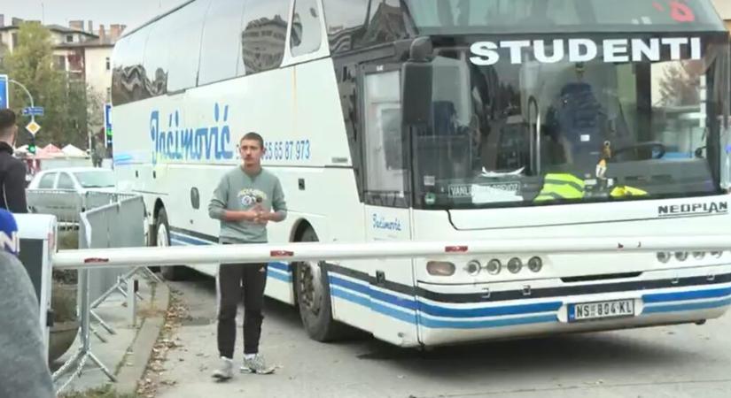 Jaćimović visszakapta az egyik autóbuszát, rögtön a tartományi székház elé hajtotta