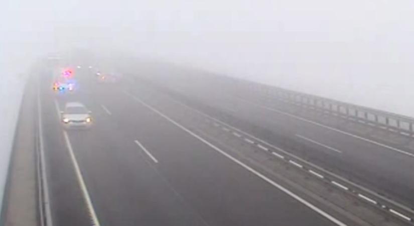 Brutális ködben történt baleset rögzített a Kőröshegyi völgyhíd kamerája