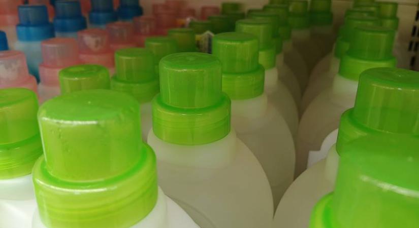 Ez lapult a mosószeres flakonban: a rendőrök az M1-esen kapták el a két budapesti férfit