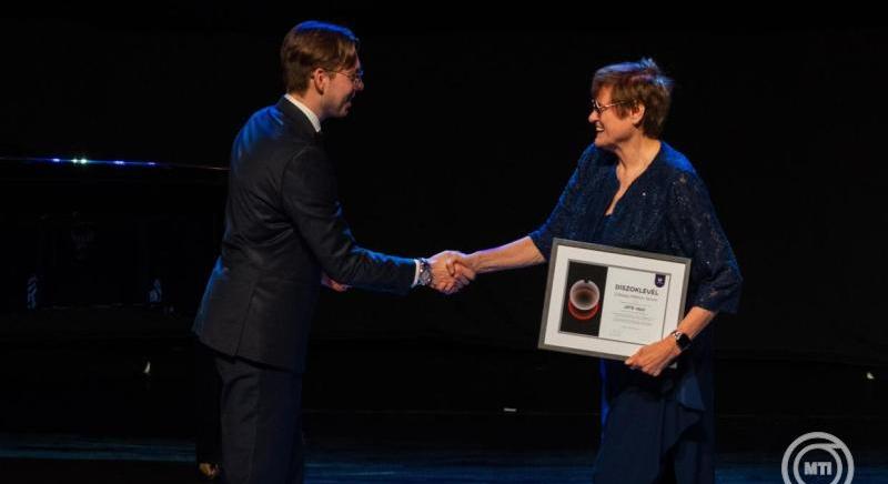 Először adták át a Karikó Katalin alapította JATE-díjakat