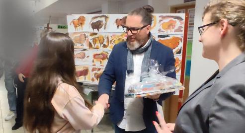 Kis kezek, nagy szívek – gyermekszemmel a segítségnyújtásról és a gyógyszerekről