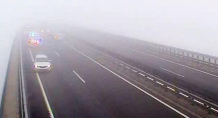 Ködben veszteglő kukáskocsiba rohant egy autó a Kőröshegyi völgyhídon – videó