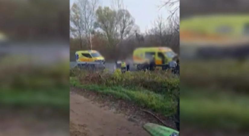 Tömegverekedés tört ki egy baleset után Gyömrőnél, videóra vették, amit egy rendőr gázspray-vel lépett közbe